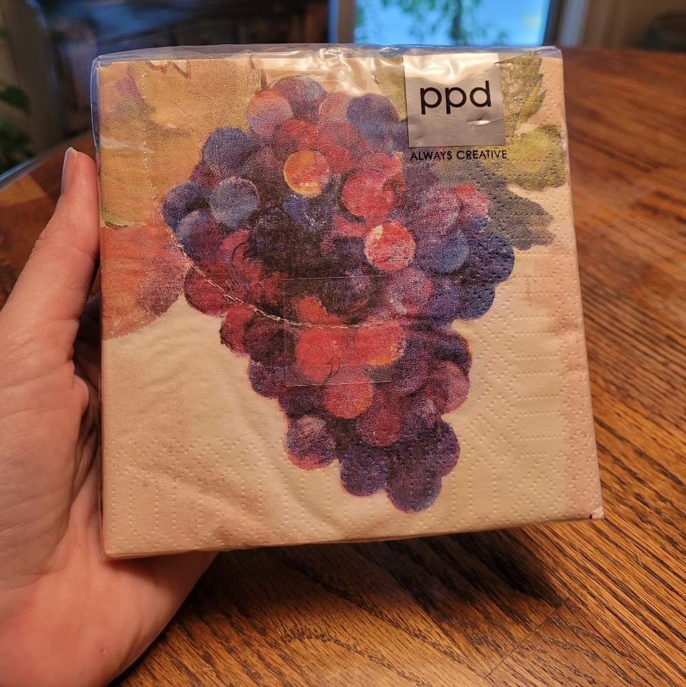 NWT 20 paper blue & purple grapes 3 ply napkins, 10x10 inches